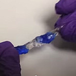 Una foto della nuova plastica riciclabile auto-rigenerante scoperta da IBM