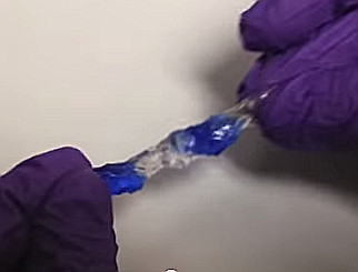 Una foto della nuova plastica riciclabile auto-rigenerante scoperta da IBM