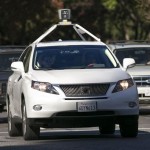 Uno dei veicoli auto-guidati di Google si fa strada nel traffico