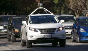 Uno dei veicoli auto-guidati di Google si fa strada nel traffico